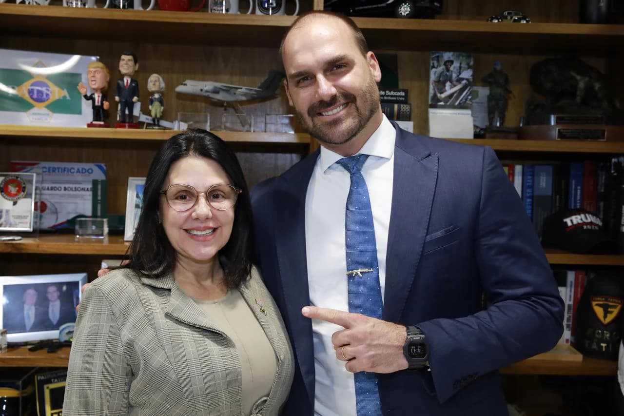 Samanta ao lado de Eduardo Bolsonaro